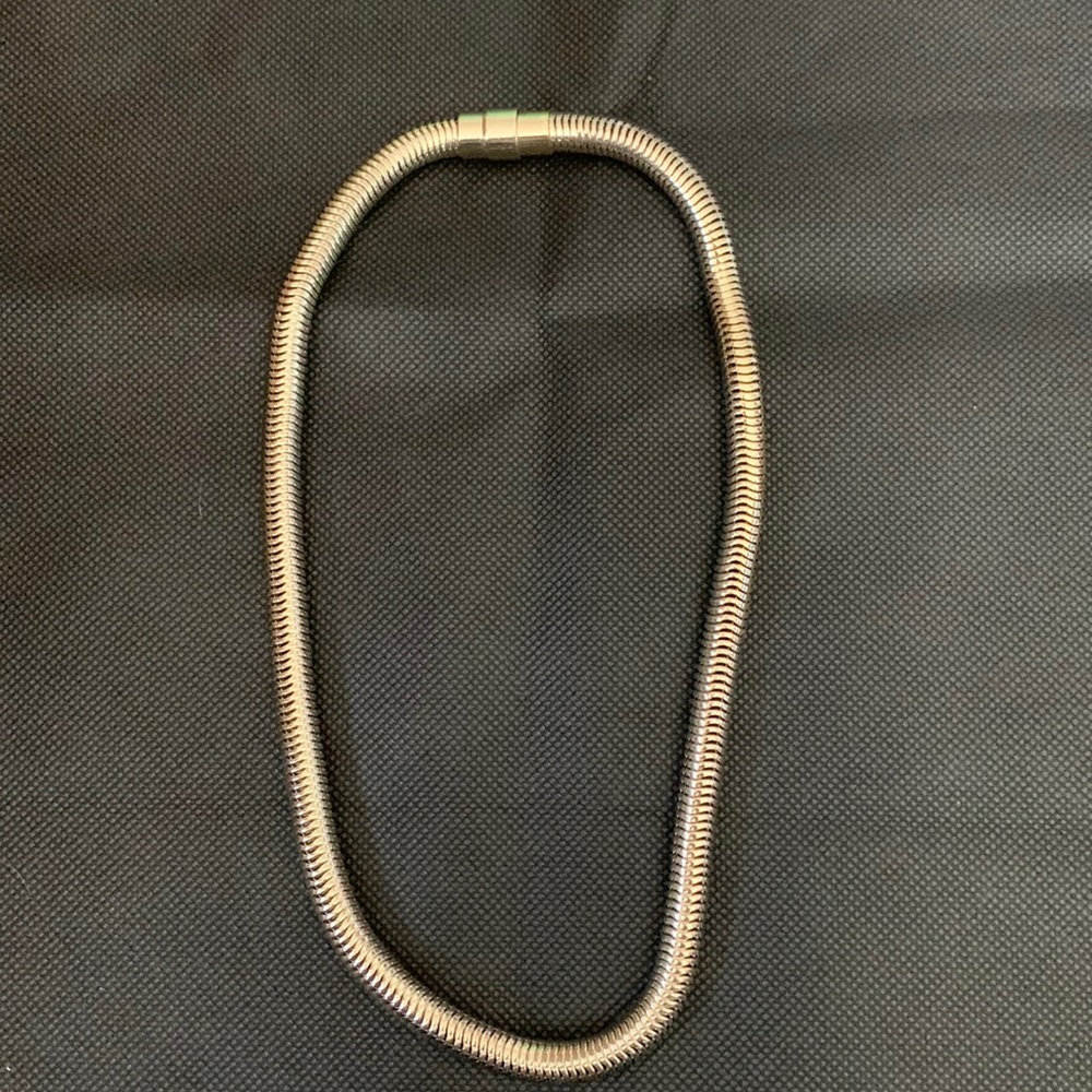 Magnetic round chain necklace in gold finish